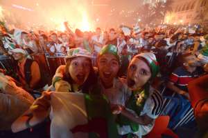 Hinchas argelinos festejaron a lo grande la hist&oacute;rica clasificaci&oacute;n de su selecci&oacute;n a octavos de final. Foto: EFE