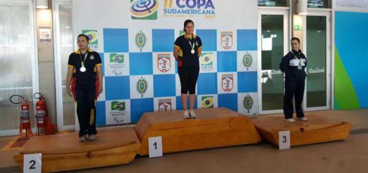 La deportista nacional Diana Durango (c) recibi&oacute; la medalla de oro junto a su compatriota Mariana P&eacute;rez (i), que ocup&oacute; el segundo lugar en la Copa Sudamericana de Tiro.