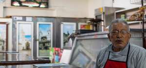 Juan Meneses (copropietario de S&aacute;nduches Meneses) asegura que su negocio es su vida. Diariamente se moviliza desde el Valle de los Chillos para trabajar.