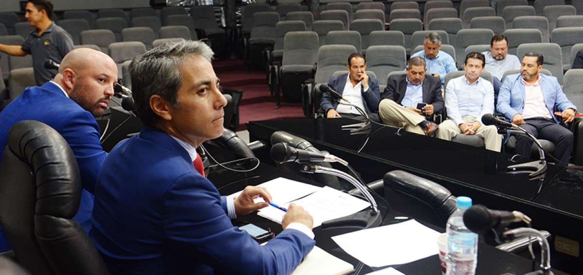 Miguel &Aacute;ngel Loor (izq.), presidente de la Liga de F&uacute;tbol Profesional de Ecuador, junto a Luis Manfredi, director ejecutivo del ente. 