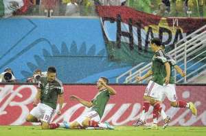 Oribe Peralta (izq.) fue el h&eacute;roe de M&eacute;xico, ya que convirti&oacute; el &uacute;nico tanto del compromiso. Foto: AFP.