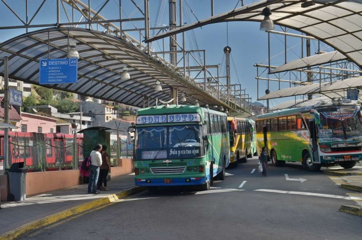 Terminal de buses interparroquiales en la Mar&iacute;an. Foto: EL TEL&Eacute;GRAFO