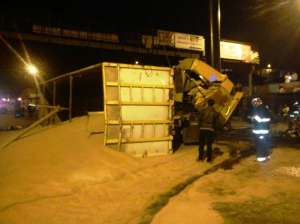 Personal de seguridad vigila la zona en donde se impact&oacute; un veh&iacute;culo pesado. COE inform&oacute; que la v&iacute;a a&uacute;n est&aacute; cerrada. Foto: Cortes&iacute;a