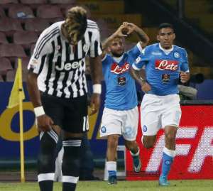Lorenzo Insigne (c) abri&oacute; el marcador a los 26 minutos; mientras que Higua&iacute;n sentenci&oacute; a los 62. Foto: AFP 