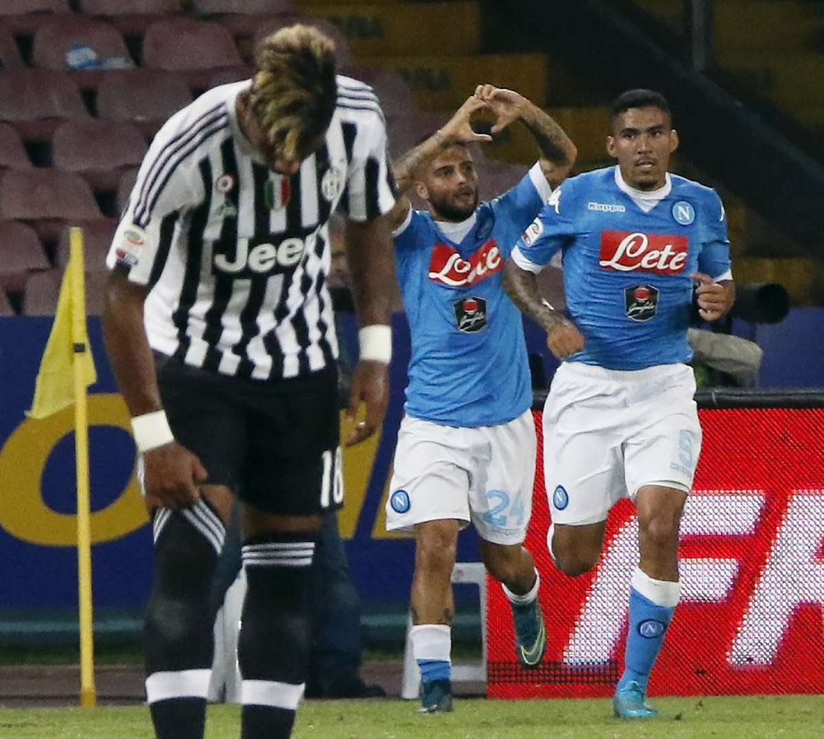 Lorenzo Insigne (c) abri&oacute; el marcador a los 26 minutos; mientras que Higua&iacute;n sentenci&oacute; a los 62. Foto: AFP 