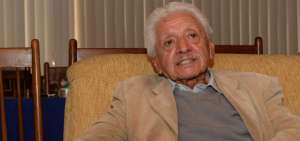 Efra&iacute;n Jara Idrovo gan&oacute; el Premio Nacional Eugenio Espejo en 1999.