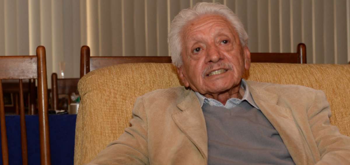 Efra&iacute;n Jara Idrovo gan&oacute; el Premio Nacional Eugenio Espejo en 1999.