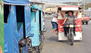 La v&iacute;a a Daule es una de las zonas que suelen ser usadas por los conductores de las tricimotos. Este medio observ&oacute; a conductores sin casco. Miguel Castro / El Tel&eacute;grafo