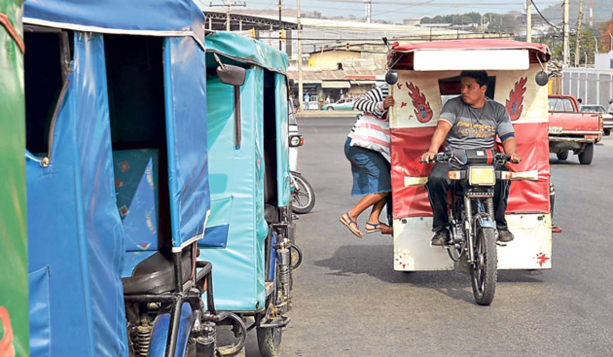 La v&iacute;a a Daule es una de las zonas que suelen ser usadas por los conductores de las tricimotos. Este medio observ&oacute; a conductores sin casco. Miguel Castro / El Tel&eacute;grafo