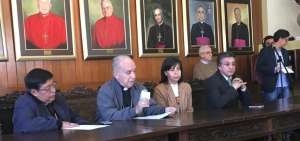 Las autoridades religiosas, de la Defensor&iacute;a del Pueblo y P&uacute;blica brindaron una rueda de prensa en Quito. 