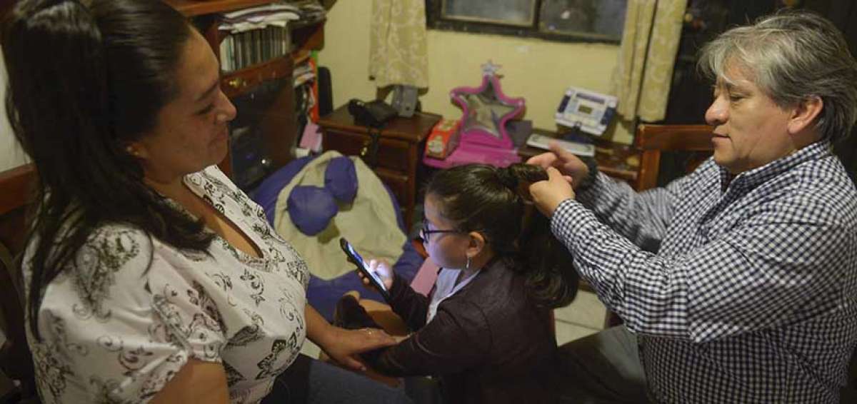 Hugo Arias es no vidente a causa de un accidente de tr&aacute;nsito. En su casa, &eacute;l peina a su hija todas las ma&ntilde;anas. 