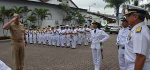 El jefe de las Fuerzas Navales del Comando Sur de los Estados Unidos, Sean S. Buck, recibe honores de sus pares de Ecuador.