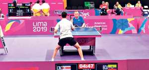 &rarr;Pa&uacute;l Polo (atr&aacute;s) durante su partido contra Steven Rom&aacute;n, de Costa Rica, en la segunda ronda del paratenis de mesa de los Parapanamericanos