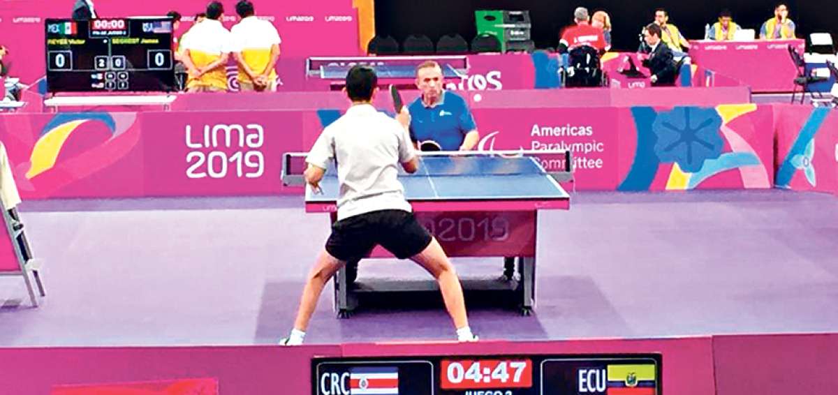 &rarr;Pa&uacute;l Polo (atr&aacute;s) durante su partido contra Steven Rom&aacute;n, de Costa Rica, en la segunda ronda del paratenis de mesa de los Parapanamericanos