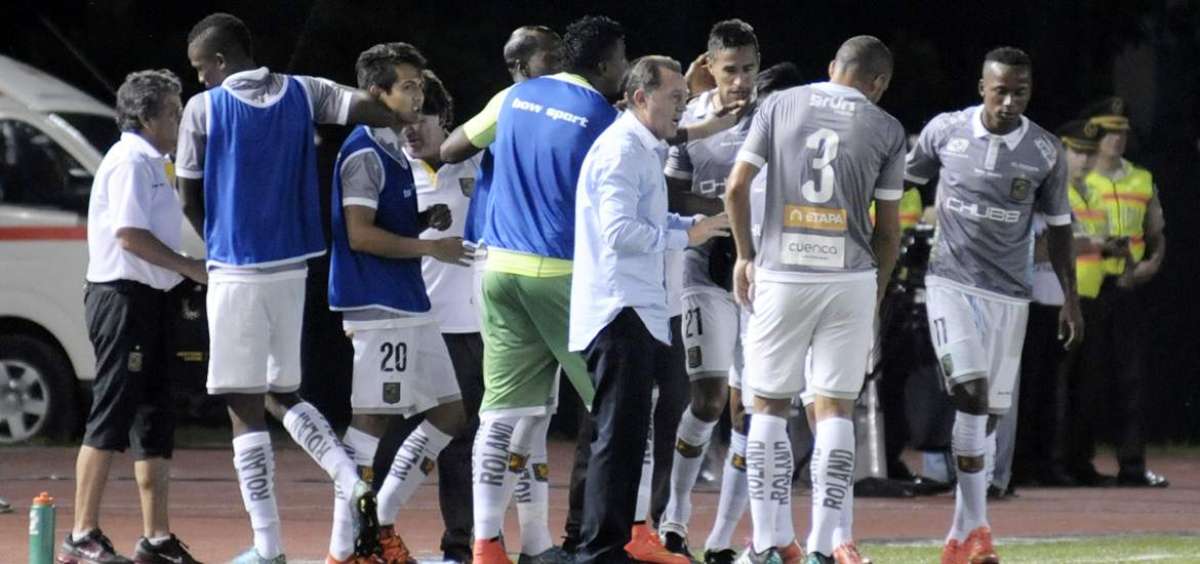 Aguinaga da indicaciones a sus jugadores luego del gol de sus jugadores. 