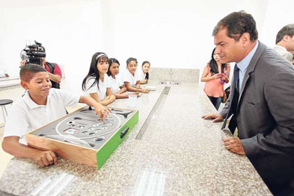 El presidente Rafael Correa recorri&oacute; parte de los 8 laboratorios del colegio r&eacute;plica Manta. Foto: Rodolfo P&aacute;rraga│El Tel&egrave;grafo