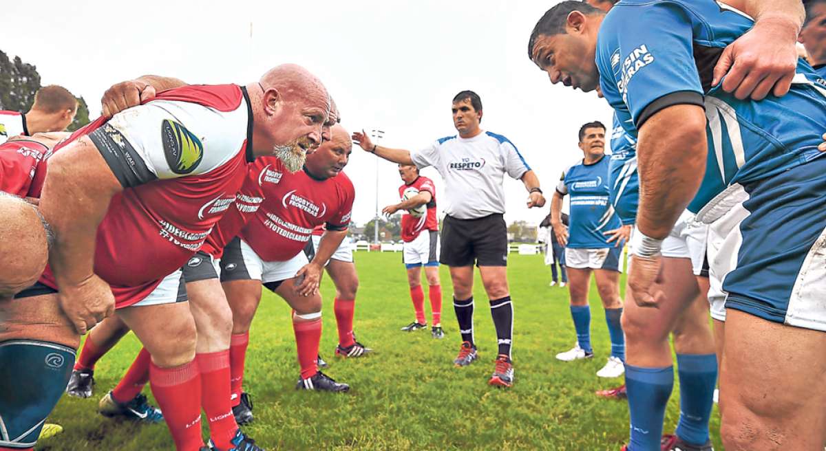 El equipo azul, que jugaba como local, venci&oacute; al rojo por  20 a 5. Al final, como es de rigor en el rugby, se celebr&oacute; el tercer tiempo para tomar unas cervezas. Foto: AFP