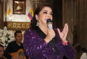 Paulina Tamayo estuvo en la cabina de Pública FM