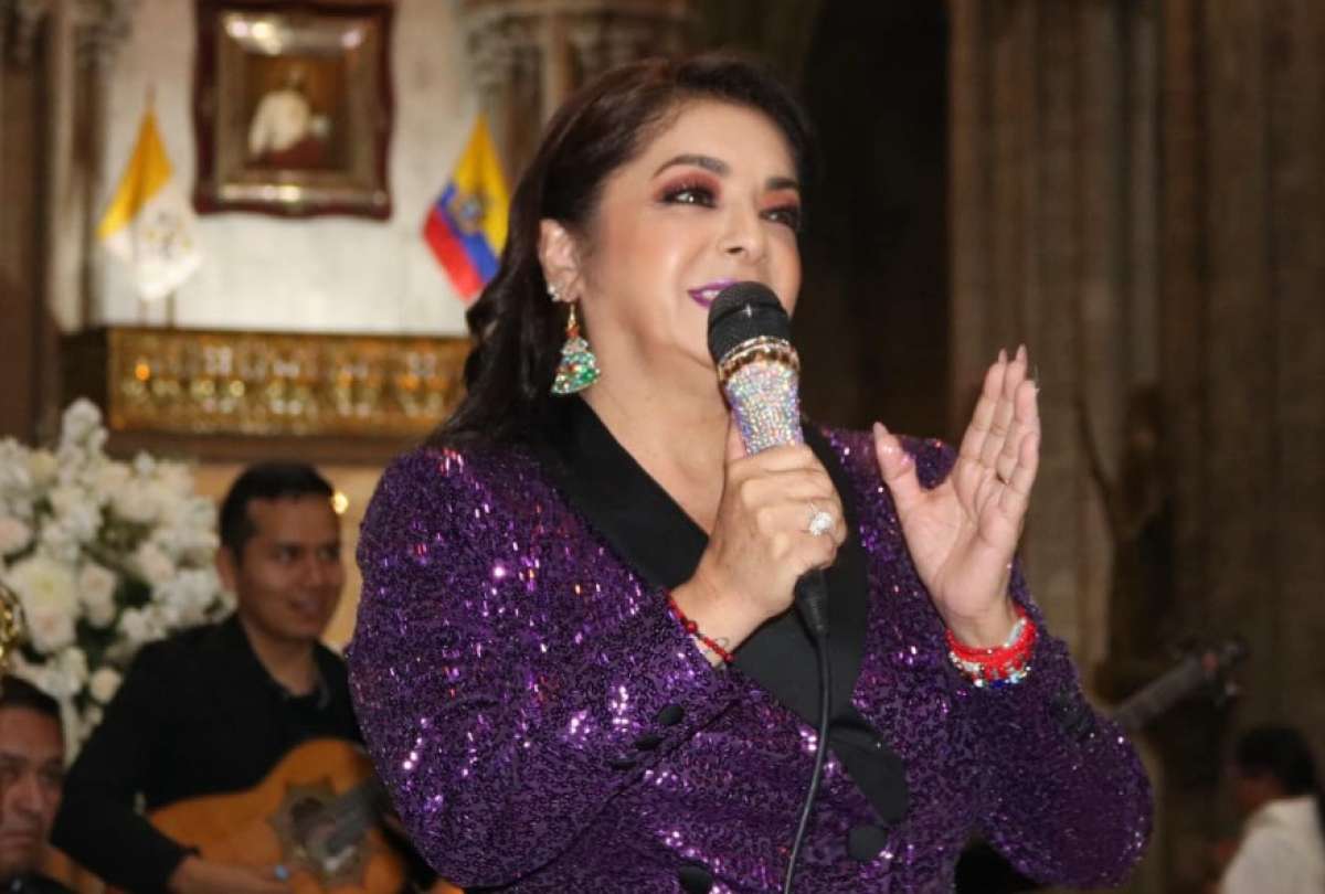 Paulina Tamayo estuvo en la cabina de Pública FM