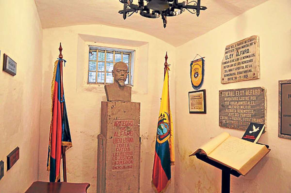 El expresidente Eloy Alfaro estuvo detenido en 1912 y en su celda se colocaron placas y un busto para recordar su paso. En el inmueble se establecer&aacute; un hotel hist&oacute;rico-tem&aacute;tico. Foto: Cortes&iacute;a / Presidencia de la Rep&uacute;blica.