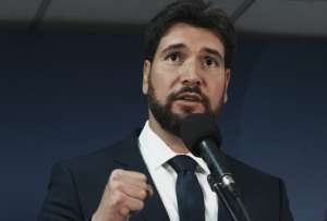 Topic explic&oacute; que la normativa vigente le impide postularse al Municipio de Dur&aacute;n debido a que naci&oacute; en Guayaquil y reside en Samborond&oacute;n, por lo que no cumple con los requisitos establecidos.