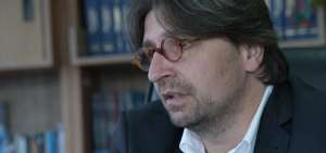 "La libertad de expresi&oacute;n es limitada por el poder financiero"