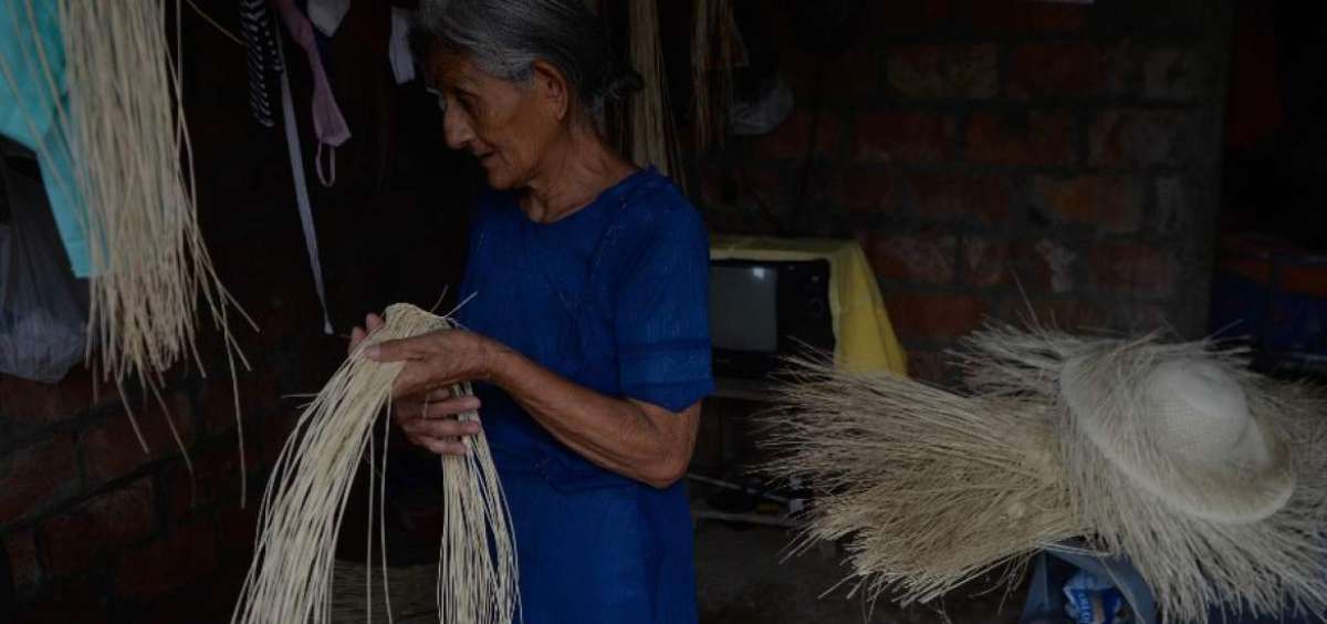 Uno de los habitantes de Pepa de Huso que elabora sombreros gruesos de paja toquilla es Cenovia Espinal. A sus 73 a&ntilde;os contin&uacute;a con la actividad.
