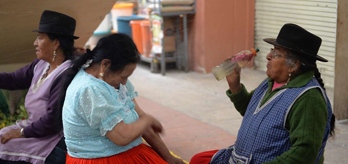 Seg&uacute;n la OMS, la medicina tradicional son los conocimientos y pr&aacute;cticas de las diferentes culturas, usados para el cuidado de la salud.