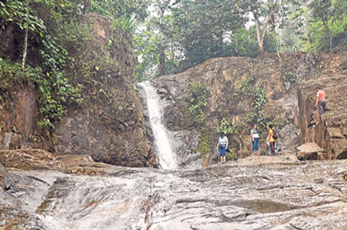 La atracci&oacute;n que ejercen las cascadas sobre los turistas es casi m&aacute;gica. Muchos las recorren durante todo el d&iacute;a. Se ba&ntilde;an o permanecen observando el agua. Foto: Silvia Osorio / para El Tel&eacute;grafo