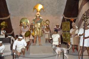 Antes del descubrimiento de las tumbas, se cre&iacute;a que los personajes con atuendos correspond&iacute;an a seres de su mitolog&iacute;a. Fotos: &Oacute;scar Jara Alb&aacute;n