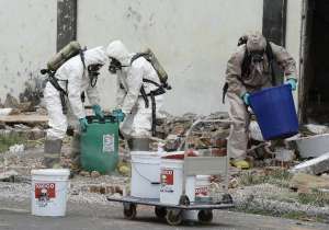 Elementos de la brigada de Materiales Peligrosos de los Bomberos sacaron el qu&iacute;mico. FOTO: ALFREDO PIEDRAH&Iacute;TA.