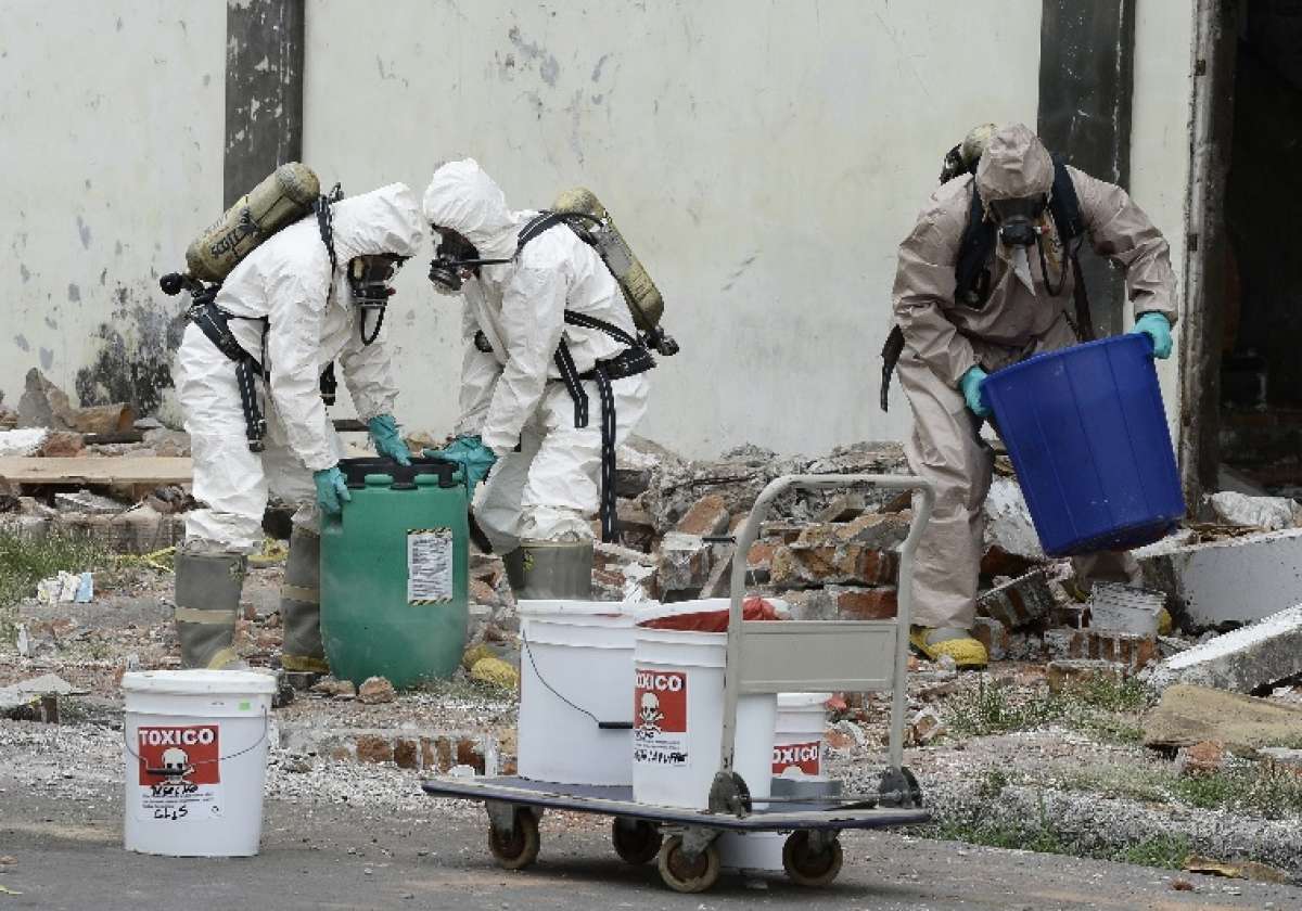 Elementos de la brigada de Materiales Peligrosos de los Bomberos sacaron el qu&iacute;mico. FOTO: ALFREDO PIEDRAH&Iacute;TA.