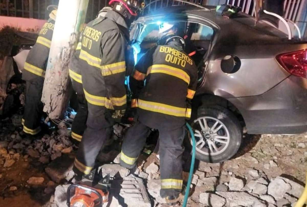 Una persona fallecida y una herida tras accidente de tránsito en Quito