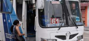 En Guayaquil, los propietarios de buses modificaron manualmente el valor que estaba impreso en las etiquetas colocadas en las unidades para ajustar el pasaje dispuesto por la ATM y la ANT.