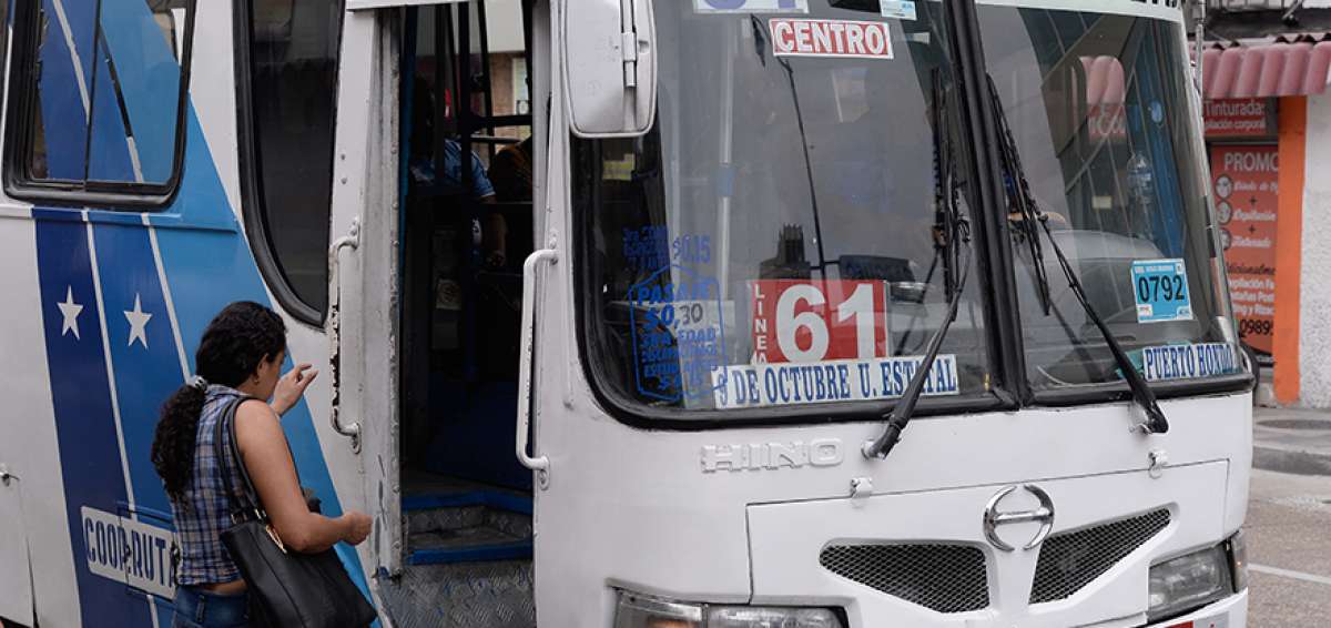 En Guayaquil, los propietarios de buses modificaron manualmente el valor que estaba impreso en las etiquetas colocadas en las unidades para ajustar el pasaje dispuesto por la ATM y la ANT.