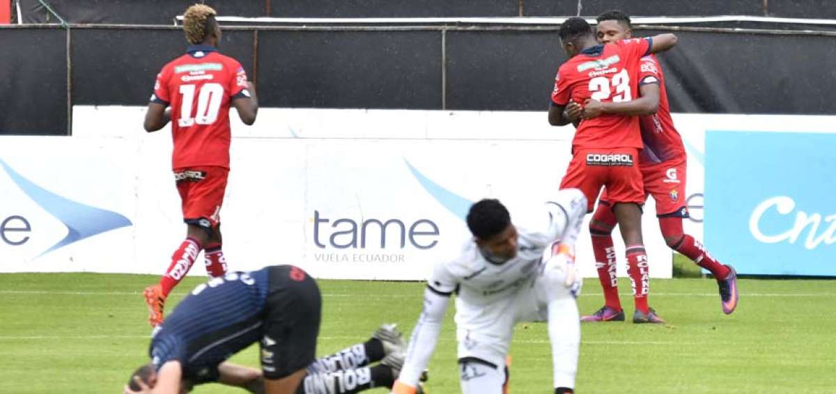 Jugadores 'rojos' festejando el primer gol del partido anotado por Bryan De Jes&uacute;s.