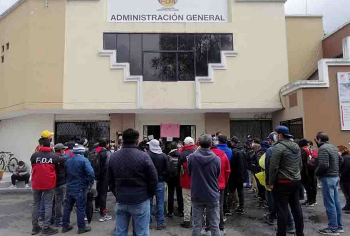 Empleados de la Federaci&oacute;n Deportiva del Azuay protestaron en los exteriores del edificio