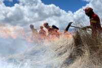 Bomberos controlaron un incendio forestal en Cuenca