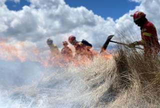 Bomberos controlaron un incendio forestal en Cuenca