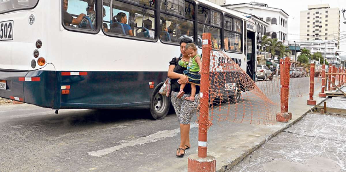 Transe&uacute;ntes de Esmeraldas y Quisqu&iacute;s tuvieron que caminar por la calzada por el bloqueo de la zona peatonal. Foto: Jos&eacute; Mor&aacute;n / El Tel&eacute;grafo