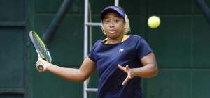 Mari Osaka, de 21 a&ntilde;os, ejecuta una potente devoluci&oacute;n durante un partido del torneo ITF W25 que se disputa en el Guayaquil Tenis Club.