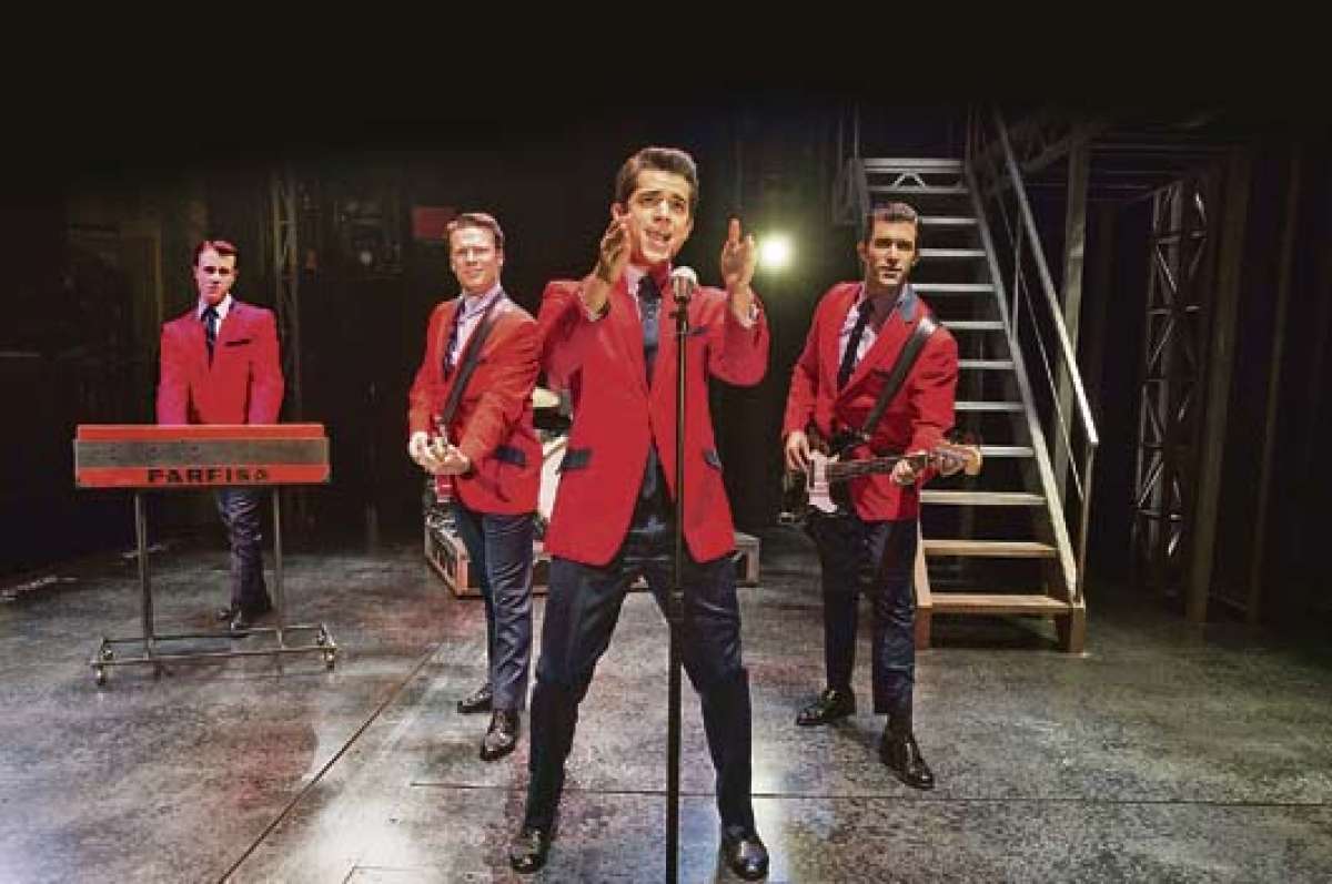 Erich Bergen como Bob Gaudio, Vincent Piazza como Tommy DeVito, John Lloyd Young como Frankie Valli y Michael Lomenda como Nick Massi en una escena de &lsquo;Jersey Boys: persiguiendo la m&uacute;sica&rsquo;. 