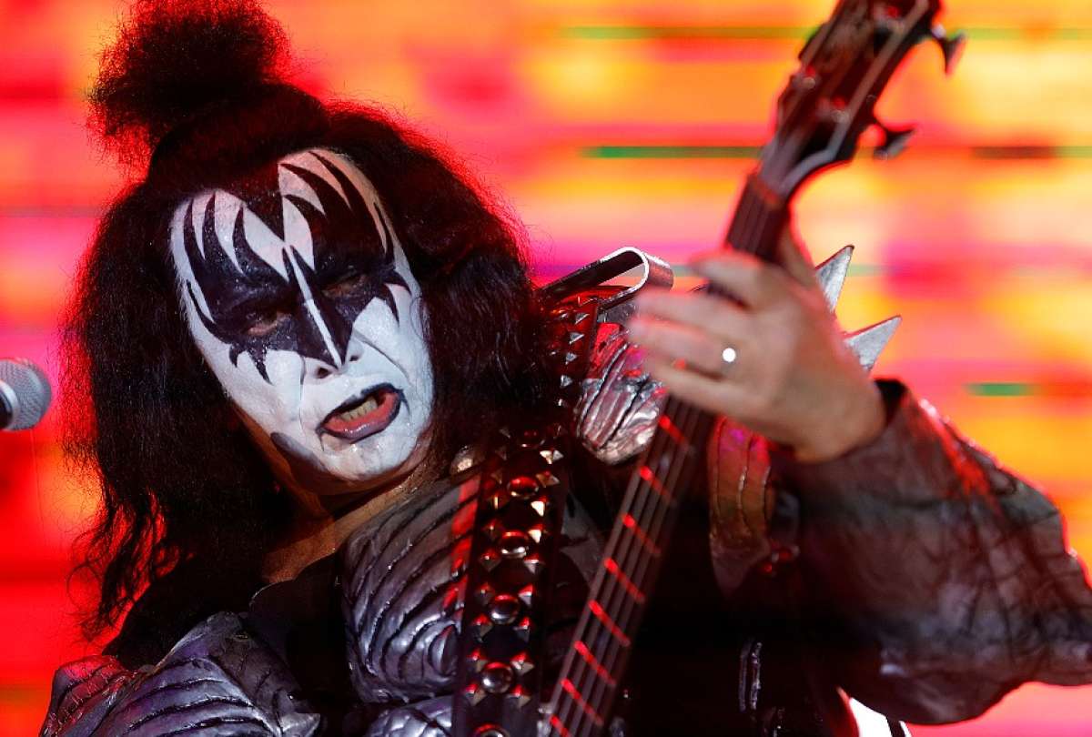 Gene Simmons, de 76 años, se recupera en su casa tras sufrir un accidente en la autopista de la Costa del Pacífico, en California.