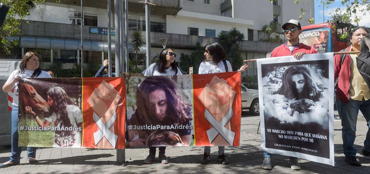 Familiares y amigos del joven asesinado, Andr&eacute;s Viracocha, en uno de los plantones que realizaron en Quito para exigir justicia. 