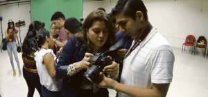  La maestra de fotograf&iacute;a, Karen M&aacute;rquez, ense&ntilde;a a su alumno sordo, de forma pr&aacute;ctica, a manejar el obturador.