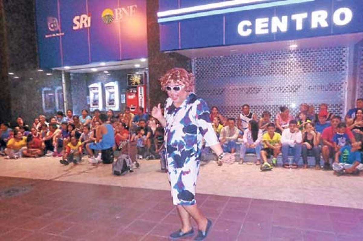 El p&uacute;blico acude en gran n&uacute;mero para observar las presentaciones callejeras. No existe una tarifa, la gente da la cantidad que tenga. Foto: Cortes&iacute;a.