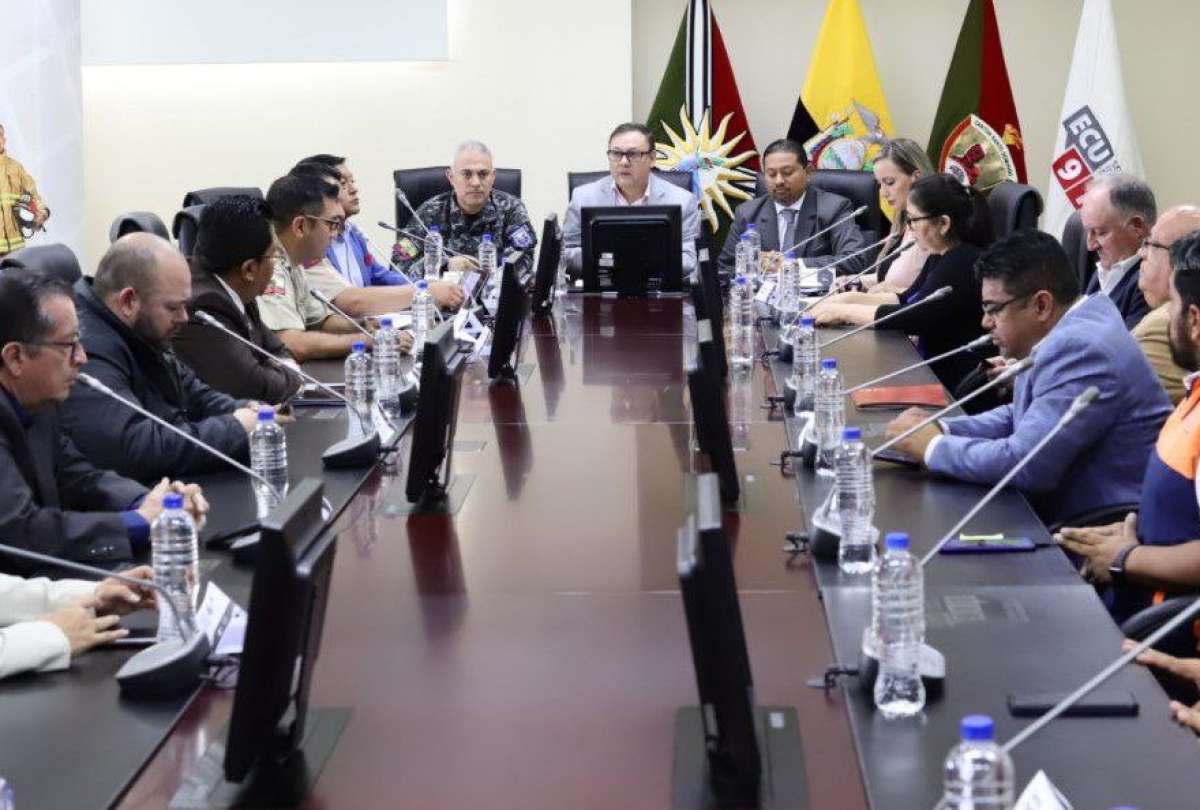 Juan Zapata (centro), ministro del Interior, lidera la reunión en Santo Domingo
