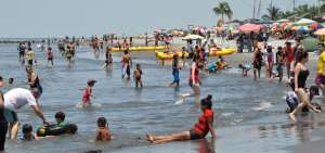 Los turistas regresaron a esta playa que fue destruida por los oleajes. Gesti&oacute;n de Riesgo realiz&oacute; la construcci&oacute;n de una escollera para reducir el golpe de las olas.