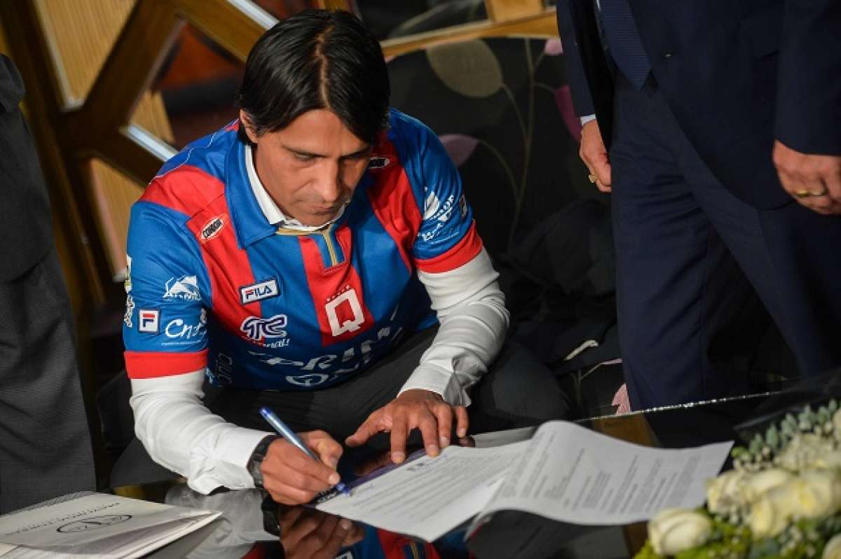 Tabar&eacute; Silva firm&oacute; el contrato que lo vincula por 1 a&ntilde;o al club quite&ntilde;o. Santiago Aguirre/ EL TEL&Eacute;GRAFO.
