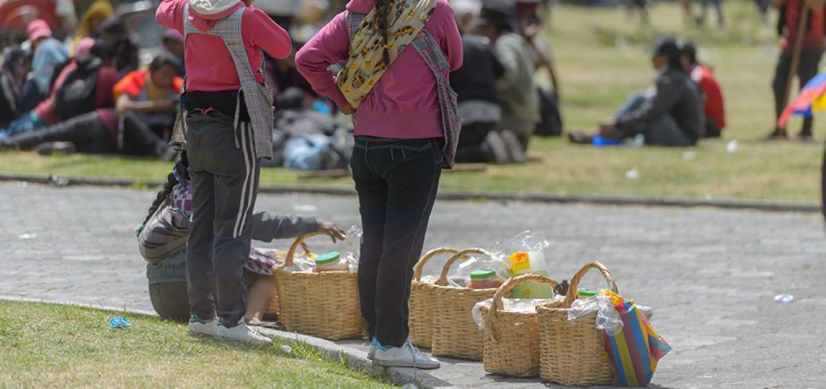 Informales decidieron salir a laborar con sus productos a las calles de Quito, pero optaron por hacerlo en grupos para poder brindarse seguridad.